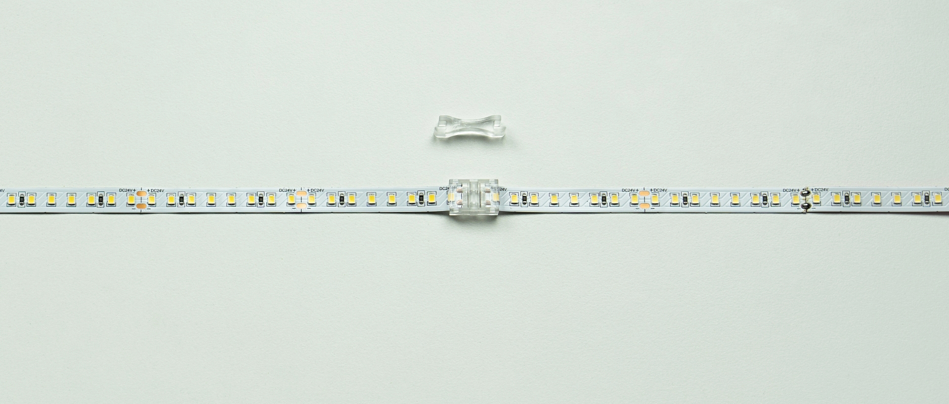 Odpojování LED pásků pomocí nástroje na odpojení konektoru